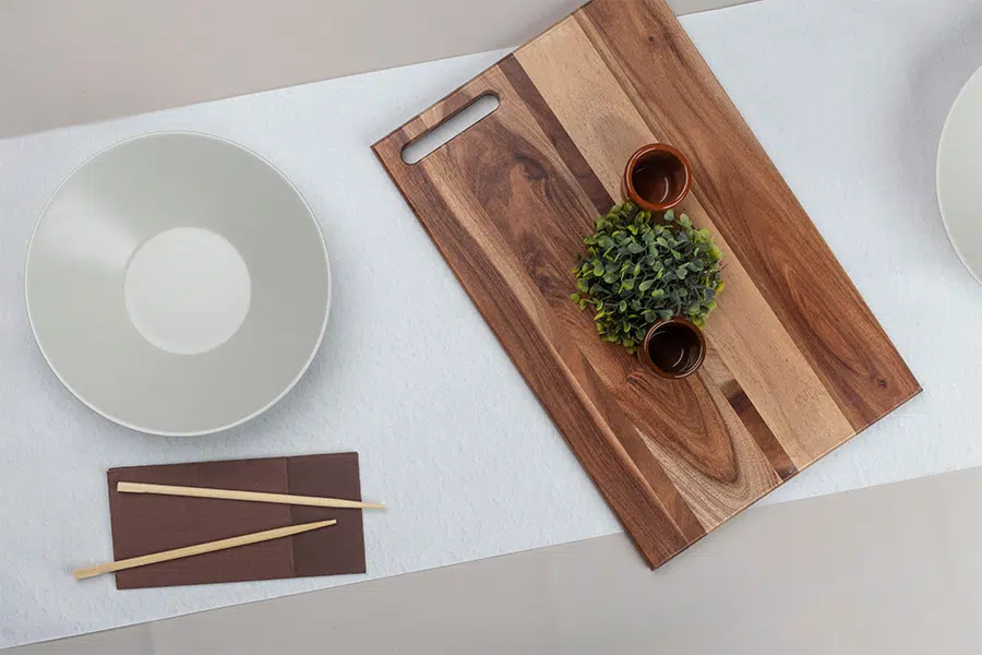 Chemin de table blanc prédécoupé